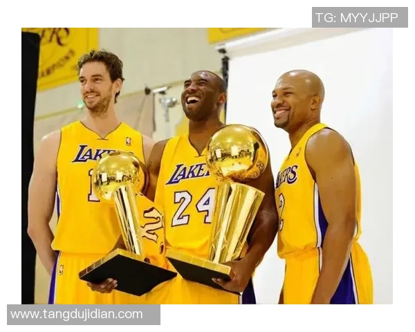 科比与足球明星的珍贵合照回顾展现体育精神与友谊的完美结合 科比与足球明星的珍贵合照回顾展现体育精神与友谊的完美结合