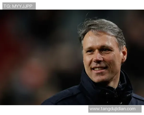 荷兰足球传奇范巴斯滕的辉煌生涯与影响力解析 荷兰足球传奇范巴斯滕的辉煌生涯与影响力解析