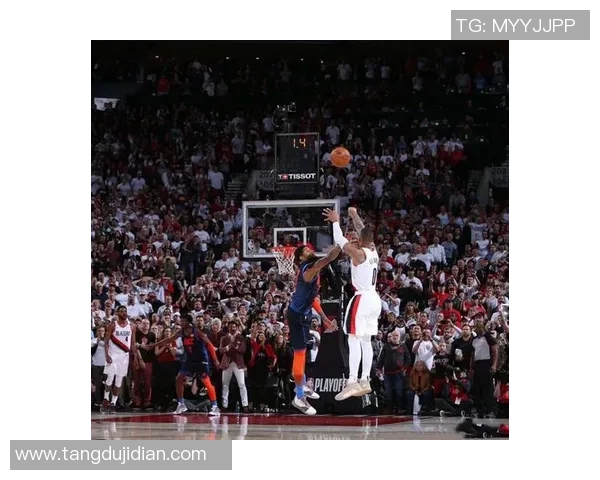 足球巨星告别赛场的感人时刻与背后的不舍与荣耀 足球巨星告别赛场的感人时刻与背后的不舍与荣耀