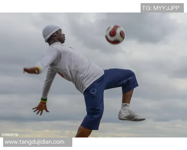 足球明星街头足球秀挑战极限展现非凡技艺与风采 足球明星街头足球秀挑战极限展现非凡技艺与风采