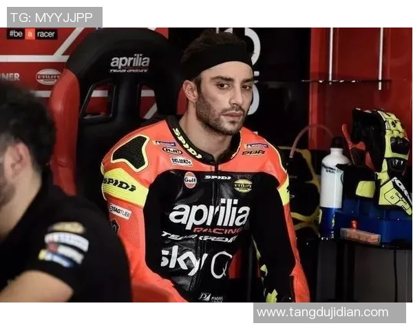 马奎斯与足球明星同框合影展现运动与艺术的完美结合